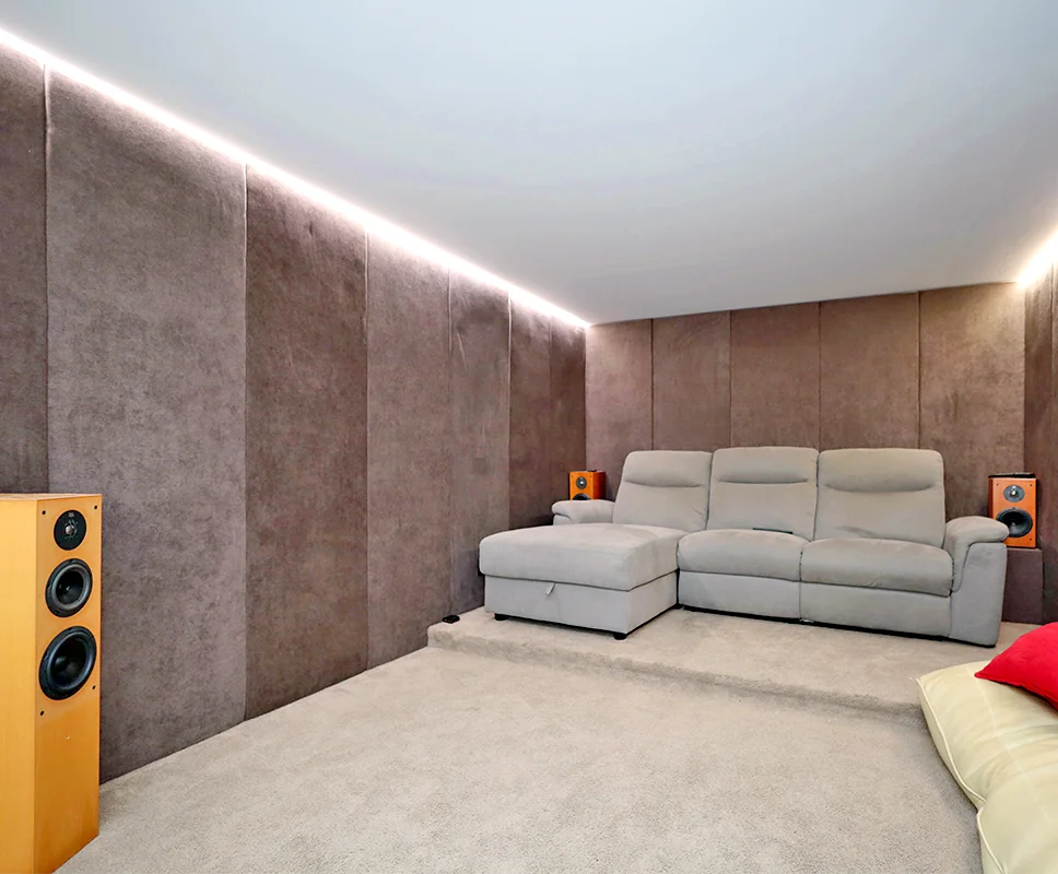 Sala de cinema insonorizada